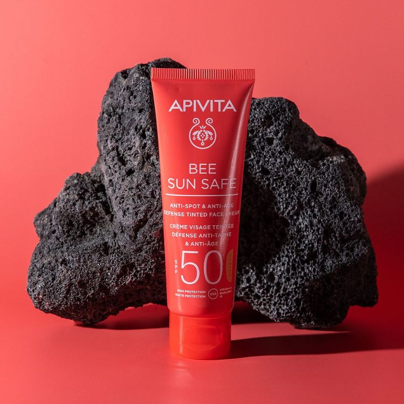 APIVITA - Crema Viso Colorata Anti-Macchia&Anti-Age SPF50 - immagine 2